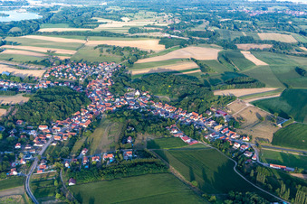 Neewiller-près-Lauterbourg dans le département Bas Rhin, France du point de vue du drone