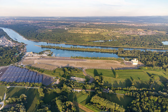 Vue aérienne de Quais et postes d'amarrage avec terminaux de chargement au nouveau port intérieur du Rhin à Lauterbourg dans le département Bas Rhin, France