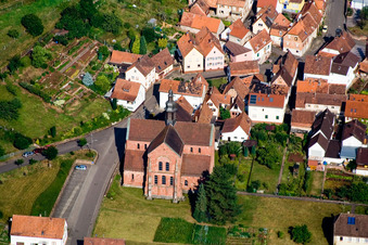 Vue aérienne de L'église du monastère d'Eußertal au centre du village à Eußerthal dans le département Rhénanie-Palatinat, Allemagne