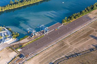 Vue aérienne de Port autonome de Strasbourg à Lauterbourg dans le département Bas Rhin, France