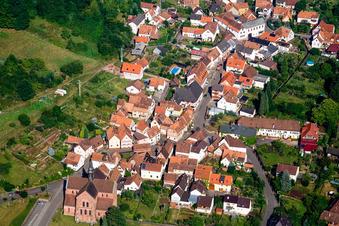 Vue aérienne de Bâtiment d'église au centre du village à Eußerthal dans le département Rhénanie-Palatinat, Allemagne