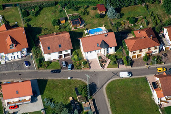 Vue oblique de Ritter-Stephan-von-Mörlheim-Straße à Eußerthal dans le département Rhénanie-Palatinat, Allemagne