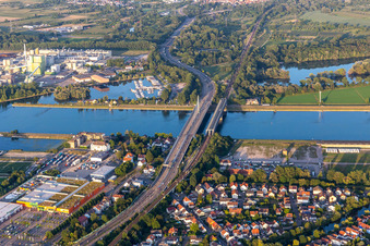 Vue aérienne de Rivière - Structure de pont pour traverser le Rhin près de Maxau à le quartier Maximiliansau in Wörth am Rhein dans le département Rhénanie-Palatinat, Allemagne