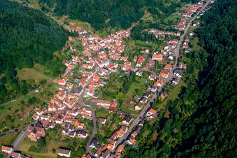 Vue aérienne de Lieu dans la vallée depuis l'est à Eußerthal dans le département Rhénanie-Palatinat, Allemagne