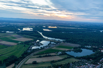 Vue aérienne de Hohwiesensee, lac de pêche à Ketsch dans le département Bade-Wurtemberg, Allemagne