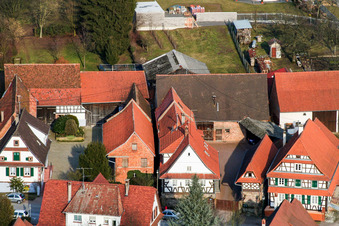 Vue aérienne de Rue principale à Seebach dans le département Bas Rhin, France