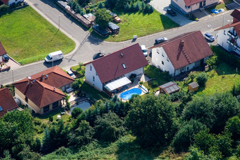 Enregistrement par drone de Ritter-Stephan-von-Mörlheim-Straße à Eußerthal dans le département Rhénanie-Palatinat, Allemagne