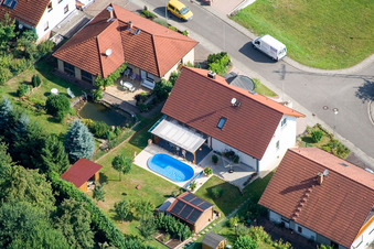 Ritter-Stephan-von-Mörlheim-Straße à Eußerthal dans le département Rhénanie-Palatinat, Allemagne du point de vue du drone