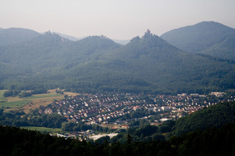 Vue aérienne de Panorama de la ville et des environs à Annweiler am Trifels dans le département Rhénanie-Palatinat, Allemagne