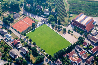 Vue aérienne de Terrain de football et court de tennis avec terrain de jeu rouge à Albersweiler dans le département Rhénanie-Palatinat, Allemagne