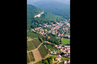 Vue oblique de Ville viticole au bord du Haardt au sud à Frankweiler dans le département Rhénanie-Palatinat, Allemagne