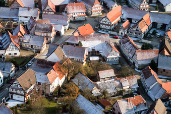 Vue aérienne de Maisons à colombages enneigées en hiver dans la vieille ville à Hunspach dans le département Bas Rhin, France