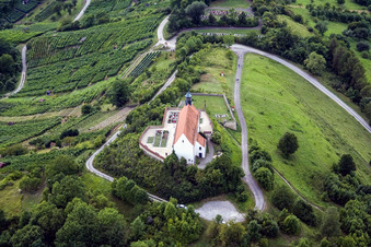 Vue aérienne de Chapelle Wurmlinger à le quartier Wurmlingen in Rottenburg am Neckar dans le département Bade-Wurtemberg, Allemagne