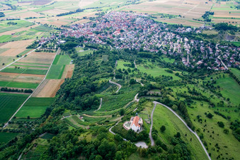 Vue aérienne de Chapelle Wurmlinger à le quartier Wurmlingen in Rottenburg am Neckar dans le département Bade-Wurtemberg, Allemagne