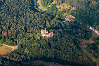 Vue aérienne de Château de Berwartstein à Erlenbach bei Dahn dans le département Rhénanie-Palatinat, Allemagne