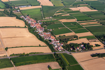 Vue aérienne de Vue de Strassendorf depuis l'est à Vollmersweiler dans le département Rhénanie-Palatinat, Allemagne