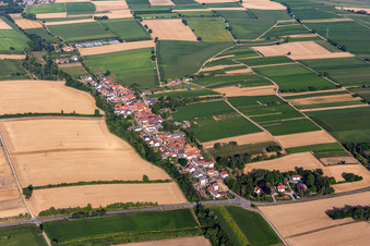Vue aérienne de Vue de Strassendorf depuis l'est à Vollmersweiler dans le département Rhénanie-Palatinat, Allemagne