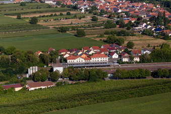 Vue aérienne de Gare ferroviaire à Winden dans le département Rhénanie-Palatinat, Allemagne
