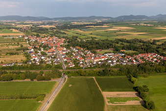Vue aérienne de Vue du village depuis l'est avec passage souterrain pour la B427 à Winden dans le département Rhénanie-Palatinat, Allemagne