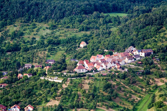Vue aérienne de Église Saint-Michel à le quartier Mönchberg in Herrenberg dans le département Bade-Wurtemberg, Allemagne