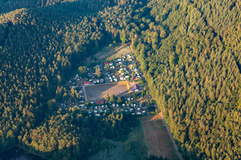 Vue aérienne de Camping nature à Berwartstein à Erlenbach bei Dahn dans le département Rhénanie-Palatinat, Allemagne
