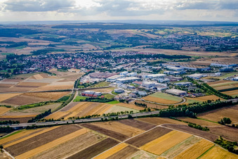 Vue aérienne de Zone industrielle vue du sud à le quartier Gültstein in Herrenberg dans le département Bade-Wurtemberg, Allemagne