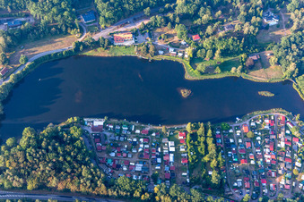 Vue aérienne de Caravane et tentes - camping - et emplacement pour tentes Zwickmühle à Saarbacherhammer sur le lac Mühlweiher à Ludwigswinkel dans le département Rhénanie-Palatinat, Allemagne
