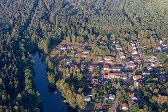 Vue aérienne de Au Sägmühlweiher depuis l'est à Ludwigswinkel dans le département Rhénanie-Palatinat, Allemagne