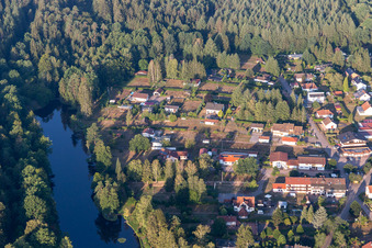 Vue aérienne de Au Sägmühlweiher depuis l'est à Ludwigswinkel dans le département Rhénanie-Palatinat, Allemagne