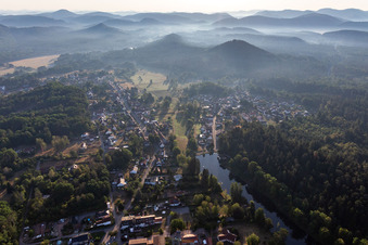 Vue aérienne de Centre du village composé de rues et de maisons et de zones résidentielles entourées de forêts et de bois à Ludwigswinkel dans le département Rhénanie-Palatinat, Allemagne