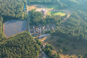 Vue aérienne de Installation photovoltaïque Petersbächel dans une clairière forestière à Fischbach bei Dahn dans le département Rhénanie-Palatinat, Allemagne