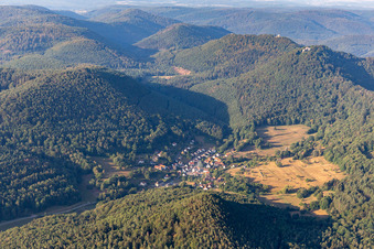 Vue aérienne de Sous le Wegelnburg à Nothweiler dans le département Rhénanie-Palatinat, Allemagne
