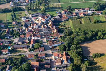 Vue aérienne de Vue du village depuis le nord à le quartier Kleinsteinfeld in Niederotterbach dans le département Rhénanie-Palatinat, Allemagne