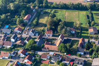 Vue aérienne de Église Gustav Adolf et chapelle Saint-Nicolas à le quartier Kleinsteinfeld in Niederotterbach dans le département Rhénanie-Palatinat, Allemagne
