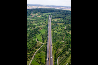 Vue aérienne de Itinéraire et voies le long de l'autoroute avant le tunnel de la BAB A81 dans le district de Kuppingen à le quartier Gültstein in Herrenberg dans le département Bade-Wurtemberg, Allemagne