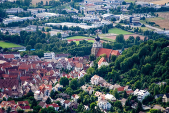 Vue aérienne de Collégiale de la vieille ville - Centre du centre-ville à Herrenberg dans le département Bade-Wurtemberg, Allemagne