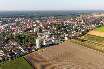 Vue aérienne de Château d'eau enveloppé devant l'hôpital Asklepius à Kandel dans le département Rhénanie-Palatinat, Allemagne