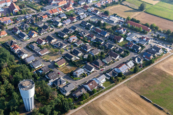 Vue aérienne de Raiffeisenring au château d'eau à Hatzenbühl dans le département Rhénanie-Palatinat, Allemagne