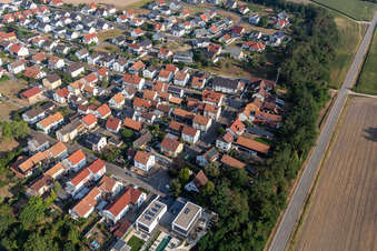 Vue aérienne de Sur la colline du château à le quartier Hardtwald in Neupotz dans le département Rhénanie-Palatinat, Allemagne