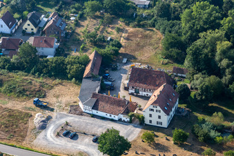 Vue aérienne de Le vieux moulin et le café de la maison de campagne de Gehrlein à Hatzenbühl dans le département Rhénanie-Palatinat, Allemagne