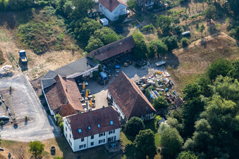 Vue aérienne de Le vieux moulin et le café de la maison de campagne de Gehrlein à Hatzenbühl dans le département Rhénanie-Palatinat, Allemagne
