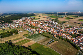 Vue aérienne de Vue du village en bordure des champs agricoles et des terres agricoles à Hatzenbühl dans le département Rhénanie-Palatinat, Allemagne