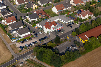 Vue aérienne de ESSO, Autohaus Hoffmann à Hatzenbühl dans le département Rhénanie-Palatinat, Allemagne