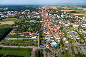 Vue aérienne de La Rheinstrasse vue de l'est à Kandel dans le département Rhénanie-Palatinat, Allemagne
