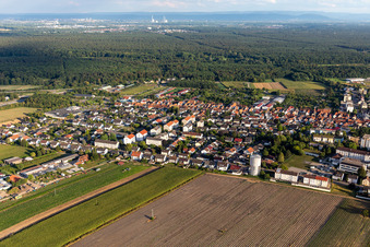 Vue aérienne de Château d'eau enveloppé à Kandel dans le département Rhénanie-Palatinat, Allemagne