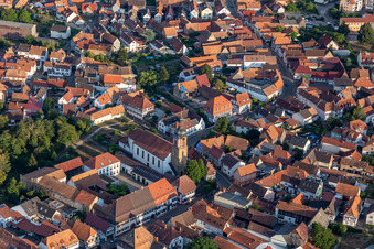 Vue aérienne de Bâtiment de l'église " Église paroissiale Saint-Michel à Rheinzabern dans le département Rhénanie-Palatinat, Allemagne