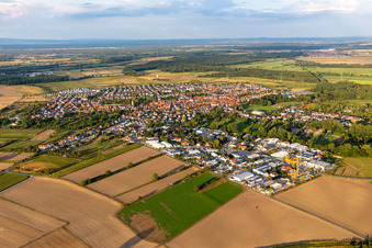 Vue aérienne de Du sud-ouest à le quartier Liedolsheim in Dettenheim dans le département Bade-Wurtemberg, Allemagne