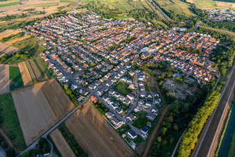 Vue aérienne de Vue de la ville en bordure des champs agricoles et des terres agricoles en Rußheim à le quartier Rußheim in Dettenheim dans le département Bade-Wurtemberg, Allemagne