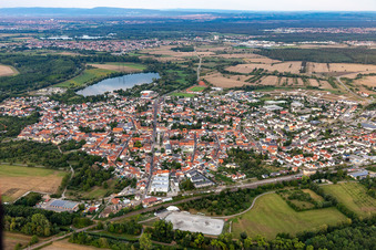 Vue aérienne de Vue des rues et des maisons dans les quartiers résidentiels à Philippsburg dans le département Bade-Wurtemberg, Allemagne