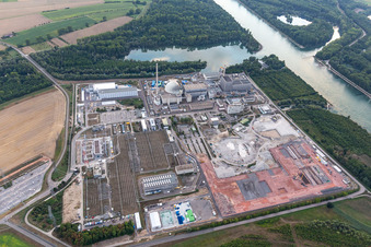Vue aérienne de Chantier de construction du convertisseur CC sur le site de la centrale nucléaire déclassée EnBW Kernkraft GmbH, centrale nucléaire Philippsburg et débris des deux tours de refroidissement à Philippsburg dans le département Bade-Wurtemberg, Allemagne